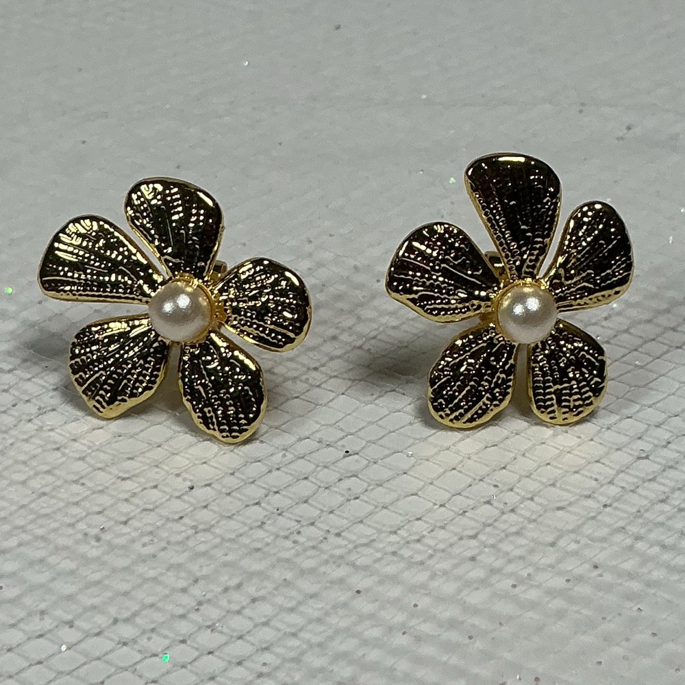 🪷Hypoallergenic Gold Plated Floral Pearl Stud Earrings